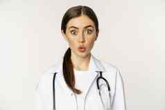 肖像女人医生惊讶惊讶反应感兴趣娱乐站医院统一的白色背景