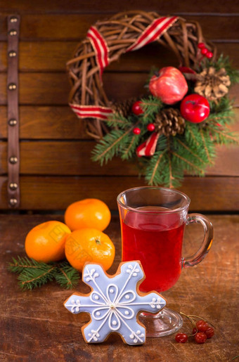杯茶香料荚莲属的植物浆果圣诞节姜饼花环常绿分支机构