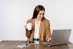 肖像办公室女人首席执行官企业家工作移动PC喝咖啡回答客户网站站白色背景