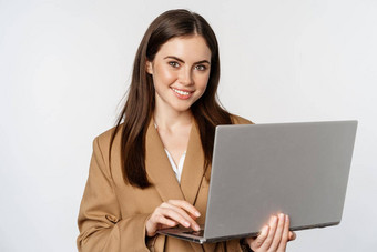 肖像企业女人工作移动PC微笑自信的白色背景