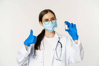 关闭肖像年轻的专业女人医生医生医疗脸面具眼镜显示疫苗批准推荐接种疫苗新冠病毒