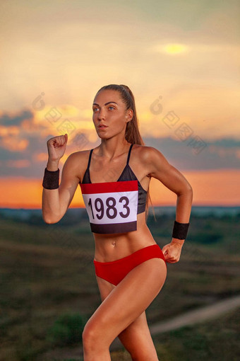 马拉松小道<strong>运行</strong>短跑运动员<strong>运行</strong>强大的运动女人<strong>运行</strong>黑色的背景穿运动服装跑步者竞争数量胸部