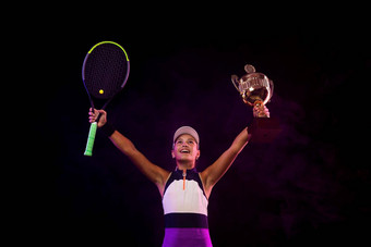 网球球员杯网拍火庆祝完美的胜利比赛美丽的女孩少年运动员球拍粉红色的孢子服他网球法院