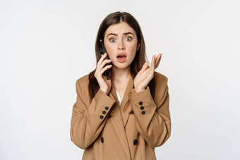 女商人移动调用谈话智能手机会说话的客户端站白色背景棕色（的）西装