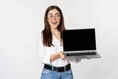 年轻的女人眼镜显示移动PC屏幕展示促销电脑网站商店站白色背景