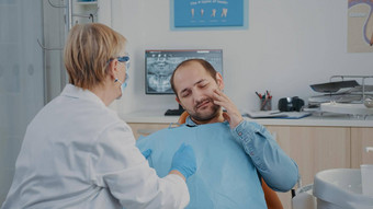 医生咨询病人假牙问题牙痛