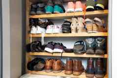 集合鞋子鞋架存储混乱的组织衣柜搁板房子室内设计时尚的装饰