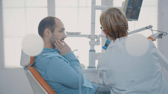 牙医病人会说话的牙齿射线照相法扫描