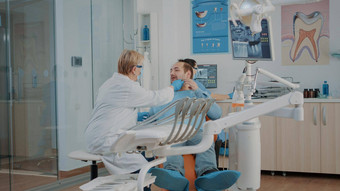 牙科专家检查治疗病人龋齿