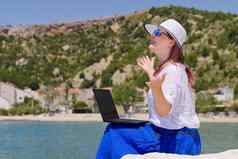 生活方式自由女人移动PC工作放松海滩远程办公室概念业务夏天概念