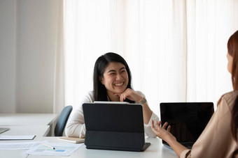 亚洲女顾问会议客户金融年轻的美丽的候选人工作面试现代办公室空间业务咨询就业概念