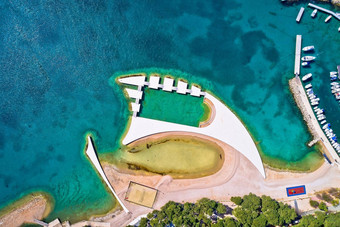 空中视图风景优美的亚得里亚海海滩小镇导体