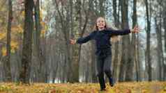快乐十几岁的女孩运行秋天公园