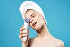 快乐的女人毛巾头按摩器手皮肤病学清洁皮肤