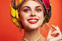 美丽的女人五彩缤纷的披肩种族非洲风格红色的背景