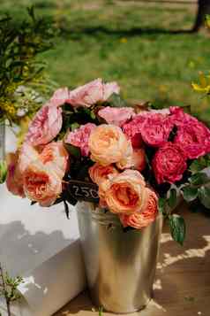 花市场出售玫瑰花束粉红色的橙色玫瑰