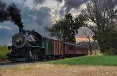 古董恢复蒸汽运费火车接近头吹烟蒸汽