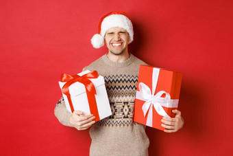 概念冬天假期一年庆祝活动图像快乐兴奋年轻的男人。喜欢礼物持有礼物微笑穿圣诞老人他圣诞节毛衣