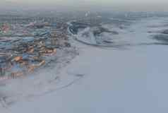 俄罗斯彼得堡1月白雪覆盖的体育场俄罗斯天然气工业股份公司竞技场高速公路冬天冷淡的晚上视图无人机路堤