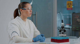 女人化学家穿虚拟现实护目镜科学实验室