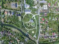 空中视图绿色郊区区域私人住宅建筑河银行