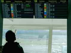男人。信息离开董事会检查飞行机场旅行欧洲乘客时间表数字显示机场终端旅游延迟飞行