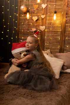 女孩拥抱熊玩具圣诞节帽熊圣诞节孩子童年玩具首页人生活方式美丽的小豪华的枕头女人幸福毯子之后