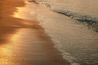 湿<strong>沙子</strong>闪闪发光的海波海滩光设置太阳太阳的光反映金闪闪发光的<strong>沙子</strong>表面金自然背景<strong>海边</strong>假期