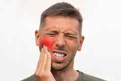 男人。痛苦强大的牙疼痛红色的突出显示区域牙痛
