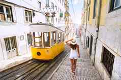 女人旅游里斯本黄色的有轨电车旅游吸引力假期旅行