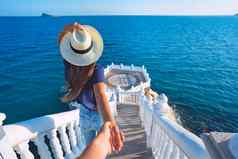 无忧无虑的旅游女人他领先的的男朋友海视图遵循balcon的约翰benidorm西班牙
