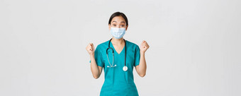 科维德冠状病毒疾病医疗保健工人概念赢得快乐的亚洲女医生医生医疗面具实习医生风云乐观的欢乐万岁白色背景