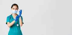 科维德冠状病毒疾病医疗保健工人概念专业自信微笑亚洲医生护士穿橡胶手套医疗面具病人检查白色背景