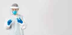科维德冠状病毒疾病医疗保健工人概念严肃的表情女医生亚洲医生个人保护设备插入注射器灯泡疫苗白色背景