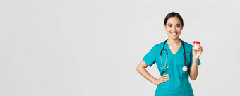 医疗保健工人防止病毒检疫运动概念微笑漂亮的亚洲女医生护士实习医生风云显示药片推荐药物治疗维生素白色背景