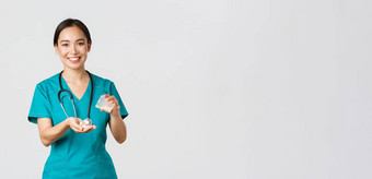 医疗保健工人防止病毒检疫运动概念微笑友好的亚洲女医生医生实习医生风云给病人药物治疗容器白色背景