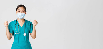 科维德冠状病毒疾病医疗保健工人概念赢得快乐的亚洲女医生医生医疗面具实习医生风云乐观的欢乐万岁白色背景