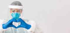 科维德冠状病毒疾病医疗保健工人概念特写镜头自信有爱心的亚洲女医生个人保护设备显示心手势病人