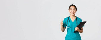 医疗保健工人防止病毒检疫运动概念微笑漂亮的亚洲医生女实习生实习医生风云显示翘拇指持有剪贴板带积极的结果白色背景