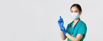 科维德冠状病毒疾病医疗保健工人概念专业自信亚洲女医生护士医疗面具实习医生风云把橡胶手套检查白色背景