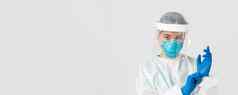 科维德冠状病毒疾病医疗保健工人概念特写镜头自信专业女医生把个人保护设备橡胶手套检查病人