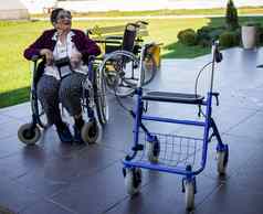 高级禁用人轮椅援助