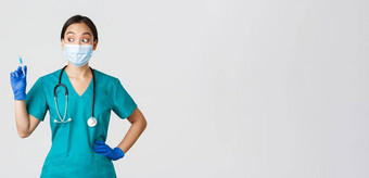 科维德冠状病毒疾病医疗保健工人概念兴奋亚洲女护士医疗面具橡胶手套实习医生风云惊讶注射器疫苗白色背景