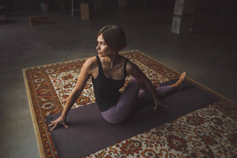 瑜珈女练习瑜伽构成席古董生活房间帕里普纳纳瓦萨纳锻炼体育运动锻炼风格健身首页健康的生活方式特写镜头