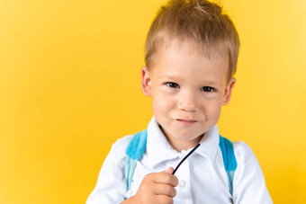 横幅有趣的学前教育孩子男孩微笑狡猾地相机黄色的背景复制空间快乐微笑孩子回来学校幼儿园成功动机天才超级英雄概念