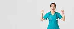 科维德医疗保健工人流感大流行概念惊讶激动亚洲女护士女人医生实习医生风云问题有趣的促销指出手指显示诊所广告