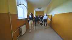 快乐的女生运行结束教训学校走廊