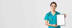 科维德冠状病毒疾病医疗保健工人概念微笑漂亮的亚洲女医生护士显示测试结果合同剪贴板站白色背景