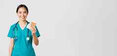 医疗保健工人防止病毒检疫运动概念友善的女亚洲护士医生解释病人药物治疗处方显示药物微笑白色背景