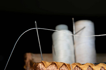 线程螺纹眼睛缝纫针缝纫刺绣类车间手工艺手工制作的工作场所纺织行业刺绣针卡住了筒子